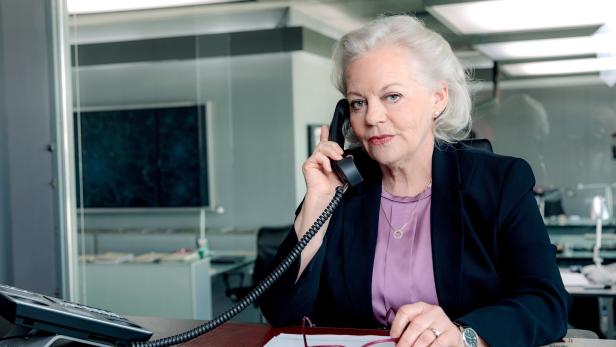 Brigitte Kren am Telefon: Hallo, hier spricht Oberst Henriette Wolf, die neue Leiterin der „SOKO Donau“.