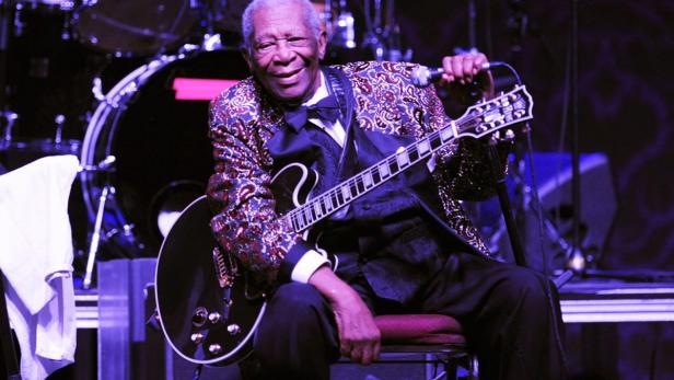 B. B. King, gerade 89 gewordene Musiklegende, hat wegen einer Krankheit seine Konzerttournee abgebrochen. Der Musiker sei während eines Konzerts im Chicagoer House of Blues krank geworden, bestätigte sein Management. &quot;Er wurde sofort von einem Arzt untersucht, der Dehydrierung und Erschöpfung feststellte. Deshalb wurden die letzten acht Konzerte der Tour abgesagt. King, &quot;The King of Blues&quot;, gilt als einer der einflussreichsten Musiker in der Geschichte des Blues. Er tritt auch mit fast 90 noch regelmäßig auf.