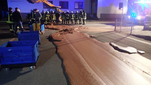 Spilt chocolate is seen on a road in Werl Die Straße ist mit Schokolade überzogen.