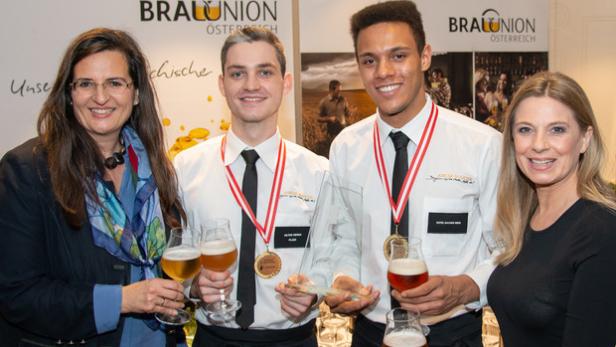 Sonderpreis für das „Perfekt gezapfte Bier 2018“: Gabriela Maria Straka (links) und Christa Kummer (rechts) stoßen mit den beiden Gewinnern des Sonderpreises - Fabian Scherz (Hilton Vienna Plaza) und Joshua Edobor (Hotel Sacher Wien) - an.