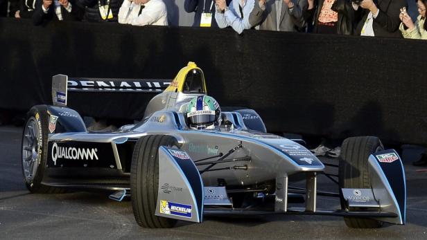 Ein Formel-E-Rennwagen von Renault mit Lucas Di Grassi am Steuer.