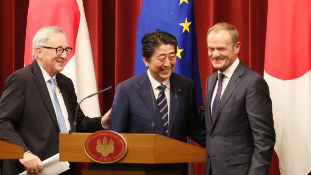 EU-Kommissionspräsident Juncker mit Japans Ministerpräsident Shinzo Abe und EU-Ratspräsident Tusk