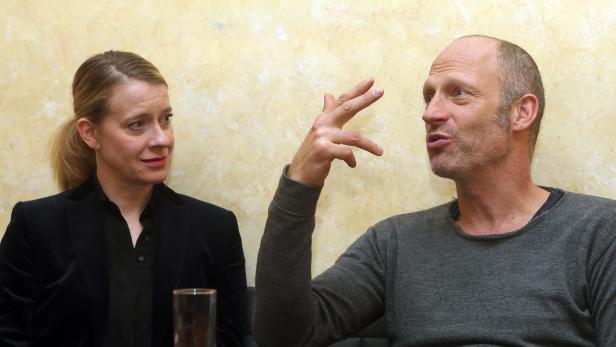 Da waren sie noch guter Dinge: Caroline Peters und Joachim Meyerhoff nach Probenbeginn zu &quot;Medea&quot; im Burgtheater.