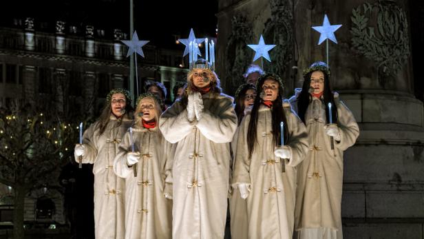 Luciafest – wenn Mädchen Kerzen auf dem Kopf tragen