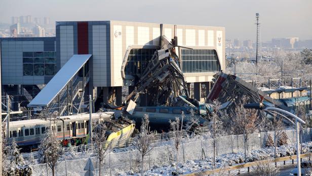 Zugunglück in Ankara: Mindestens neun Tote