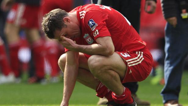 Liverpool&#039;s Jamie Carragher reacts after winning their English FA Cup semi-final soccer match against Everton at Wembley Stadium in London April 14, 2012. REUTERS/Eddie Keogh (BRITAIN - Tags: SPORT SOCCER)