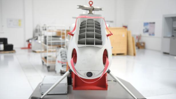 Ein weißer, unbemannter Hubschrauber steht in einem Labor.