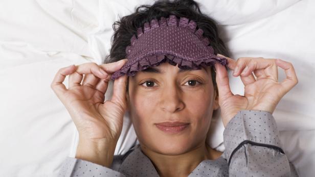 Zu den wichtigsten Hausmitteln gehört Schlaf, damit das Immunsystem regenerieren kann. Die Raumtemperatur sollte nicht zu hoch sein, weil so der Schlaf tiefer ist.