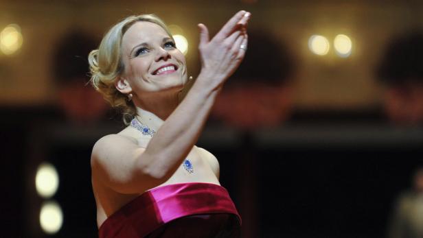 epa02613641 Latvian opera singer Elina Garanca performs during the Vienna &#039;Opera Ball 2011&#039; on 03 March 2011, at the Vienna State Opera in Austria. EPA/HERBERT NEUBAUER unbegrenzt verfügbar