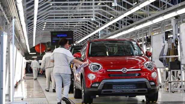 Ein roter Fiat 500X in einer Automobilfabrik.