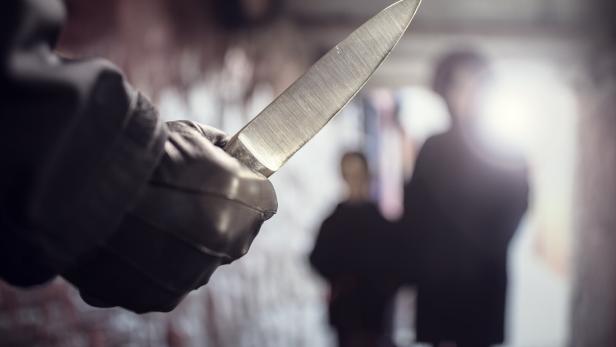 Raubüberfall auf A2-Raststation bei Wiener Neustadt: Frau mit Messer bedroht