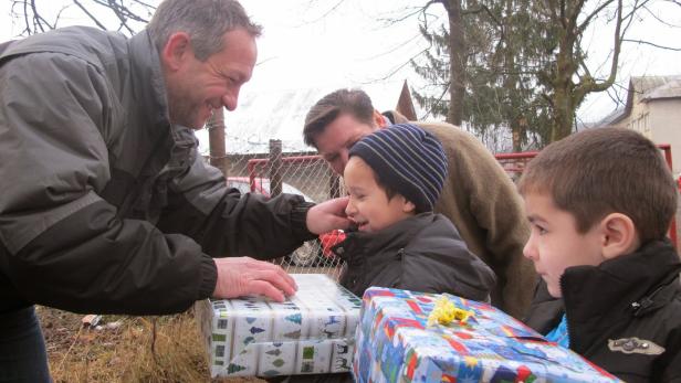 Helmut Atzlinger (li.) überbringt den Kindern im ukrainischen Königsfeld die Pakete