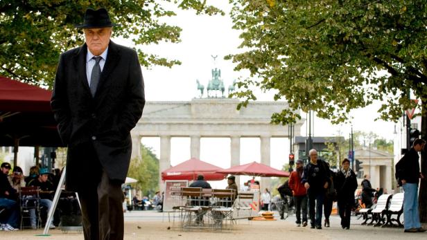 Rechtsanwalt Leonhardt (Josef Bierbichler): Es ist sein Beruf, an die Unschuld seiner verdächtigten Mandaten zu glauben und diese bestenfalls zu beweisen. Honorarfrei - nur für diese Sendung bei Nennung ZDF und Reiner Bajo