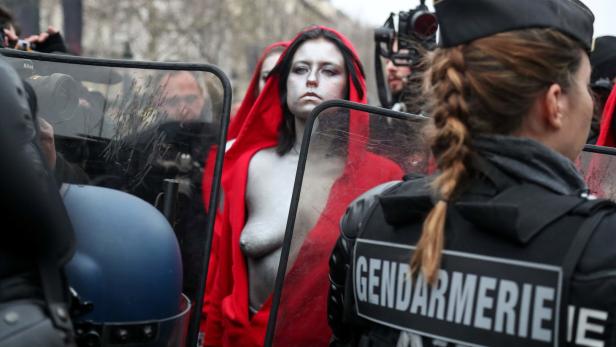 Als Marianne, Nationalfigur der französischen Republik, stellten sich einige Frauen halbnackt schweigend der Gendarmerie in Paris entgegen.