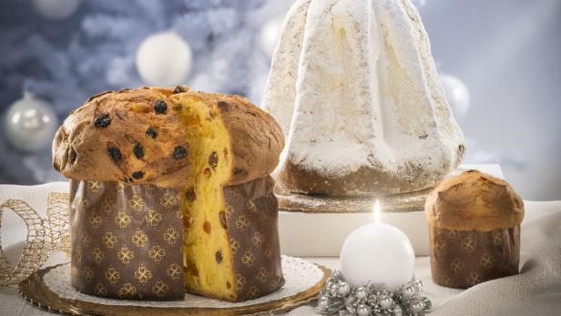 Panettone and Pandoro Cakes Der Panettone wird traditionell in einer Papiermanschette gebacken.