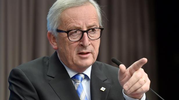 Seltsame Begrüßung: Juncker zerstrubbelt EU-Mitarbeiterin die Haare