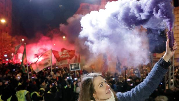 Ungarn-Proteste: Oppositionspolitiker drangen in TV-Sender ein
