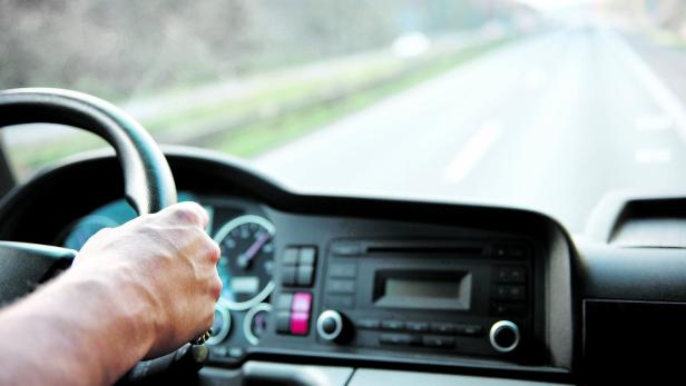 Ein LKW-Fahrer auf der deutschen Autobahn.