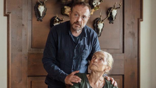 Josef Hader als Sepp Ahorner mit seiner Mama (Erni Mangold).