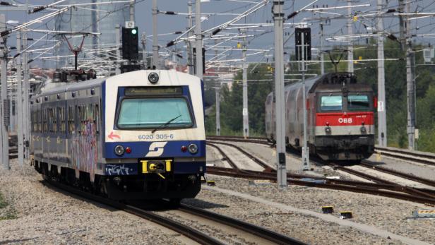 Zwei Züge der ÖBB stehen auf einem Gleisabschnitt.