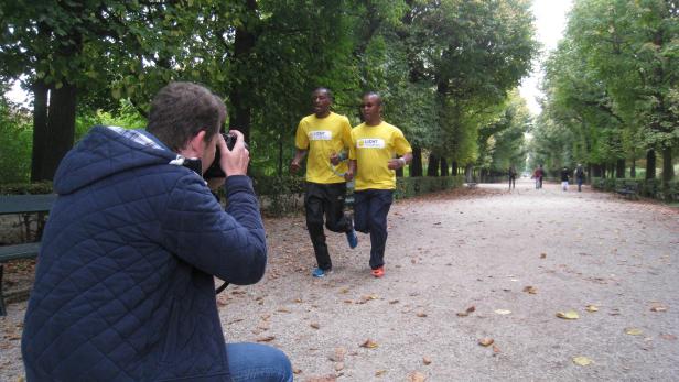 Now! Mister Jeff Mangione fotografiert die Gentlemen Joseph Kibunja und Henry Wanyoike