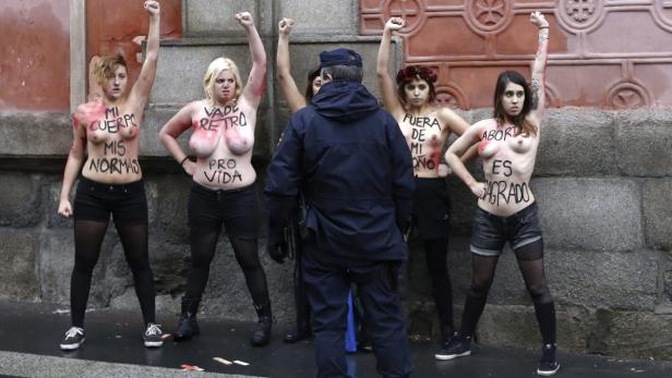 &quot;Mein Körper, meine Regeln&quot; - Auch Femen beteiligen sich an den Protesten.