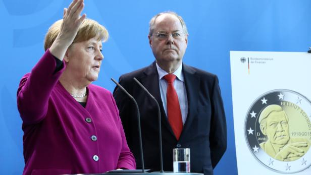 Angela Merkel und Ex-Finanzminister Steinbrück präsentieren die neue Helmut-Schmidt-Euromünze, Februar 2018