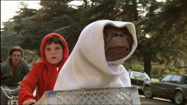 Alle Jahre wieder: Elliott findet in E.T. einen ganz besonderen Freund.