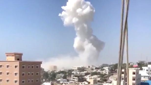Zwei Terroranschläge in Mogadischu fordern viele Tote