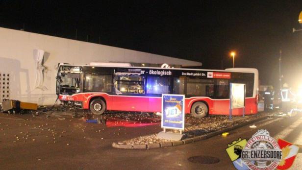 Groß-Enzersdorf: Bus 26A riss Zapfsäule einer Tankstelle aus
