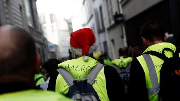 "Gelbwesten" blockieren erneut Straßen in Frankreich