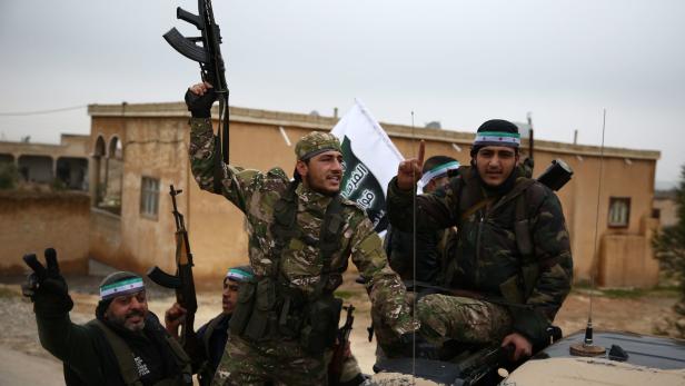 Pro-türkische syrische Kämpfer erreichen Quiratah auf dem Weg nach Manbij.