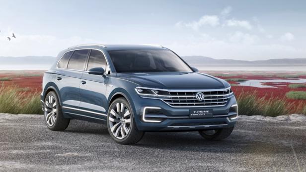 Ein blauer VW T-Prime Concept SUV vor einer malerischen Landschaft mit rotem See.