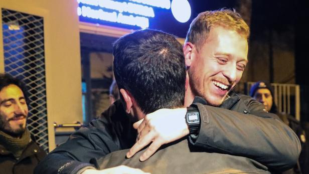 Max Zirngast umarmt vor dem Sincan-Gefängnis in Ankara einen Verwandten.