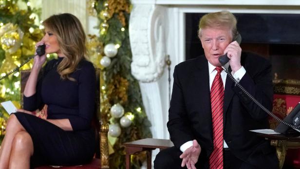 Melania und Donald Trump nahmen Anfragen nach dem Standort des Weihnachtsmannes entgegen.