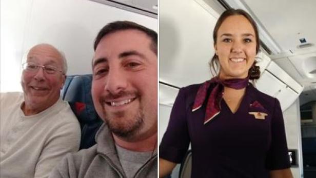 Zwei Männer machen ein Selfie im Flugzeug, während eine Flugbegleiterin lächelt.