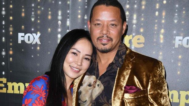 Terrence Howard posiert mit seiner Frau auf einer Veranstaltung für die Fernsehserie „Empire“.