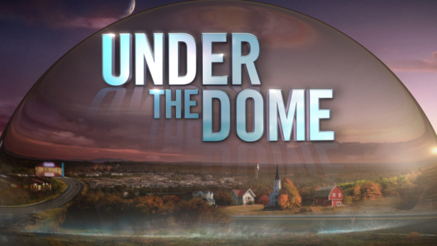 Das Logo der Fernsehserie „Under the Dome“ über einer fiktiven Stadt unter einer Kuppel.