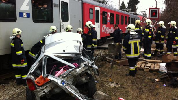 Ein schwer beschädigtes Auto nach einem Zusammenstoß mit einem Zug der CityShuttle-Linie.