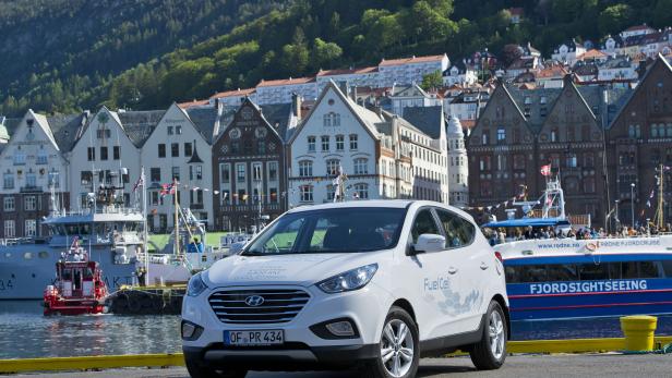 Ein weißer Hyundai Fuel Cell parkt am Hafen von Bergen, Norwegen.