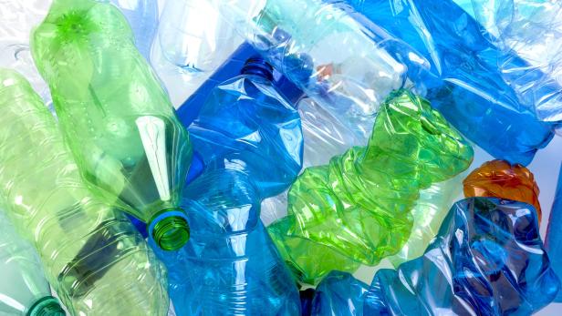 Recycling: So entsorgt man Plastik-Flaschen richtig