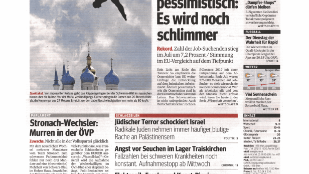 Ein Klippenspringer stürzt sich bei der Schwimm-WM in Kasan vor der Mariä-Verkündigungs-Kirche aus 27 Metern Höhe.