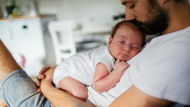 Auch Papas spielen im Wochenbett eine wichtige Rolle