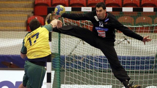 Brazil&#039;s Alexandro Pozzer (L) tries to score against Austria&#039;s goalkeeper Nikola Marinovic during their group B match at the Men&#039;s Handball World Championship in Norrkoping January 14, 2011. REUTERS/Bob Strong (SWEDEN - Tags: SPORT HANDBALL)