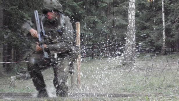 Die Streichung von Budgets gefährde Katastropheneinsätze und Sicherheit, kritisiert das oö. Militär (Im Bild: Übung der Kaserne Freistadt).