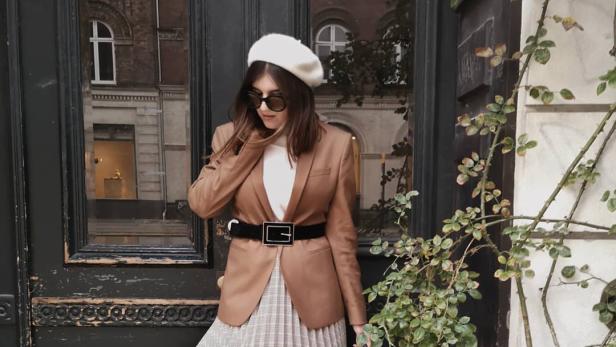 Bloggerin Antonela Cupic stylt ihren Blazer mit einem breiten Gürtel