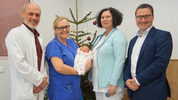 Neues Neujahrsbaby Nummer eins: Emilie inmitten des Leitungsteam des Spitals Vöcklabruck