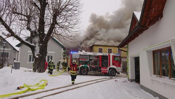 Wohnhaus stand mitten im Ort in Flammen