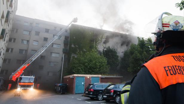 Ein Feuerwehreinsatz an einem Wohngebäude mit starker Rauchentwicklung.