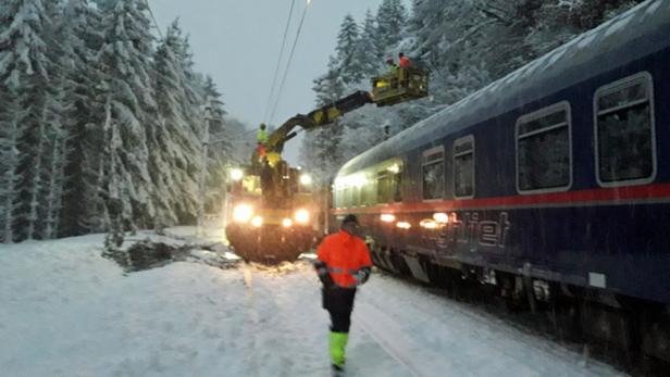 300 Reisende vier Stunden lang in ÖBB-Zug eingeschlossen